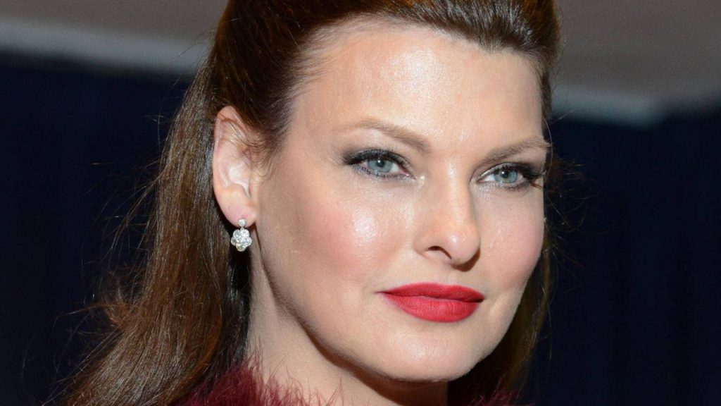 Linda Evangelista's Plastic Surgery in 2022: Everything You Need to Know!