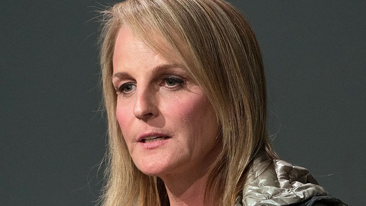 Fans say Helen Hunt's bad plastic surgery (facelift) is an accident itself.  
