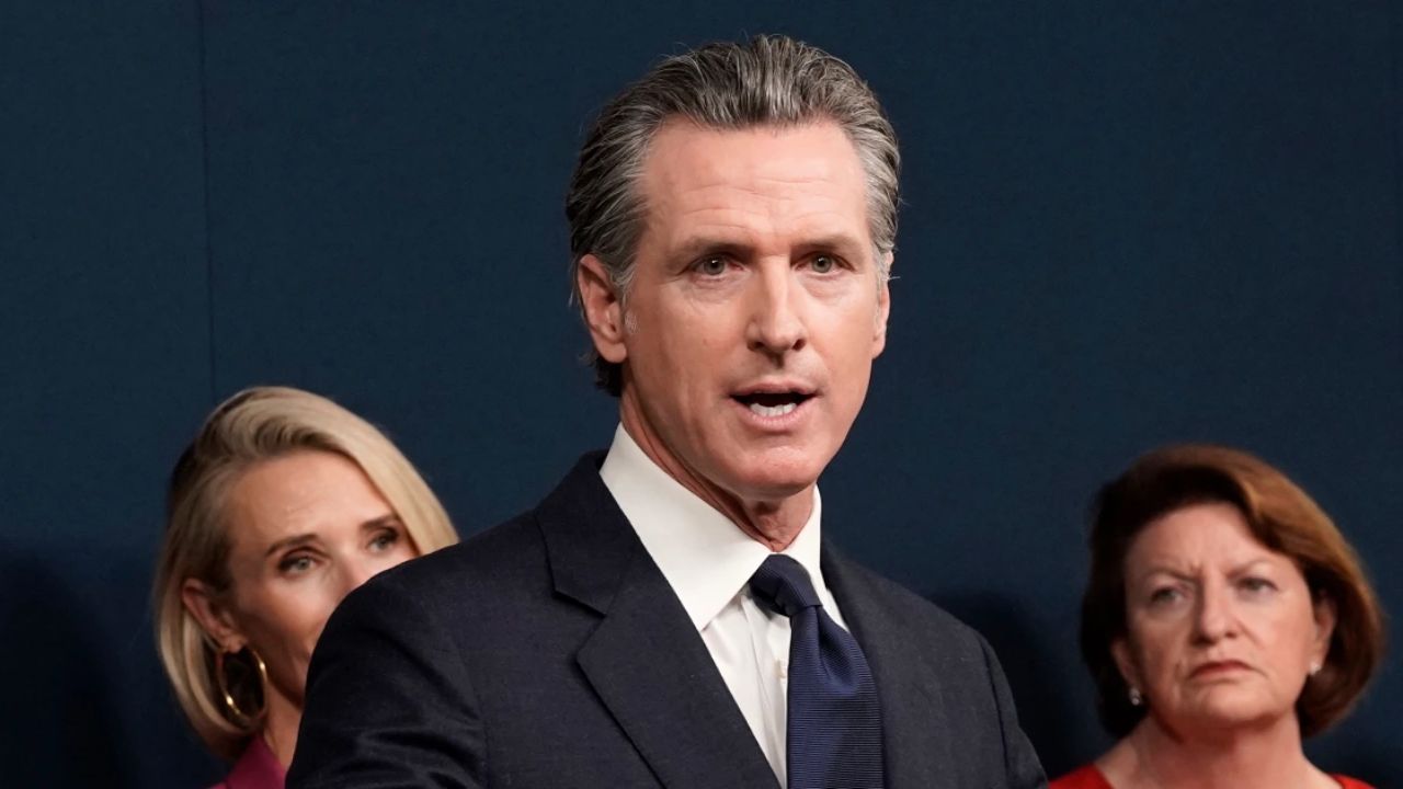 Gavin Newsom appears to have had plastic surgery to look younger than his age.
