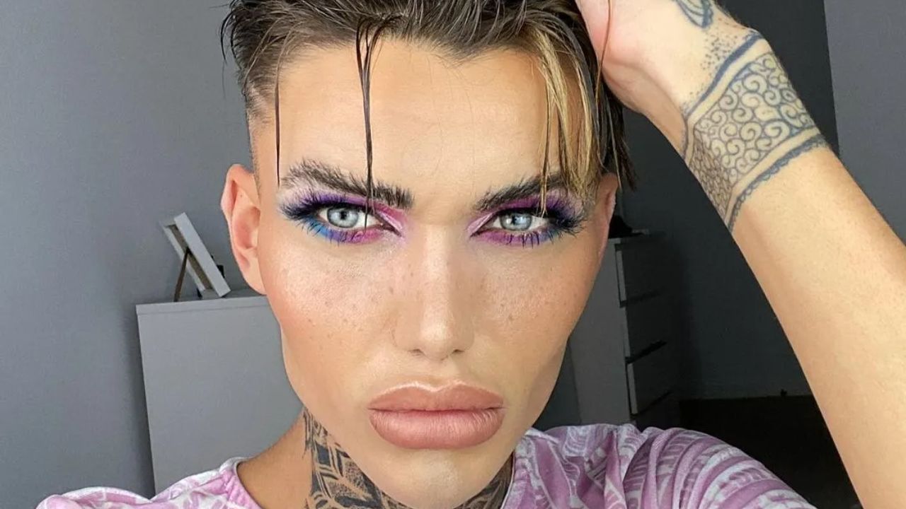 Levi Jed Murphy got plastic surgery to look like an Instagram filter.
