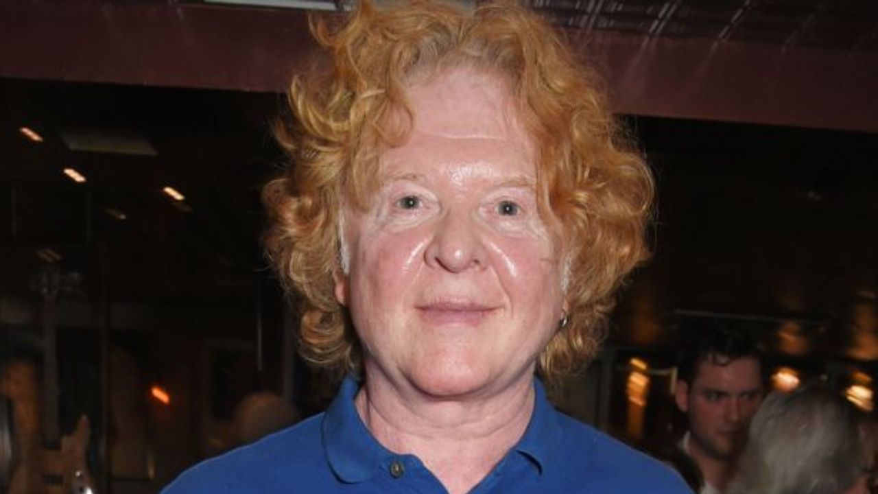 Mick Hucknall looks unrecognizable due to bad plastic surgery, fans think.

