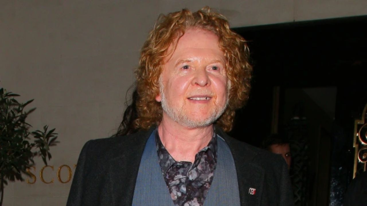 Mick Hucknall used to have hypothyroidism, an illness that left him fatigued and markedly heavier.
