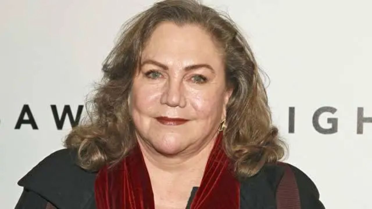 Kathleen Turner has been having a steady weight gain for several years.
