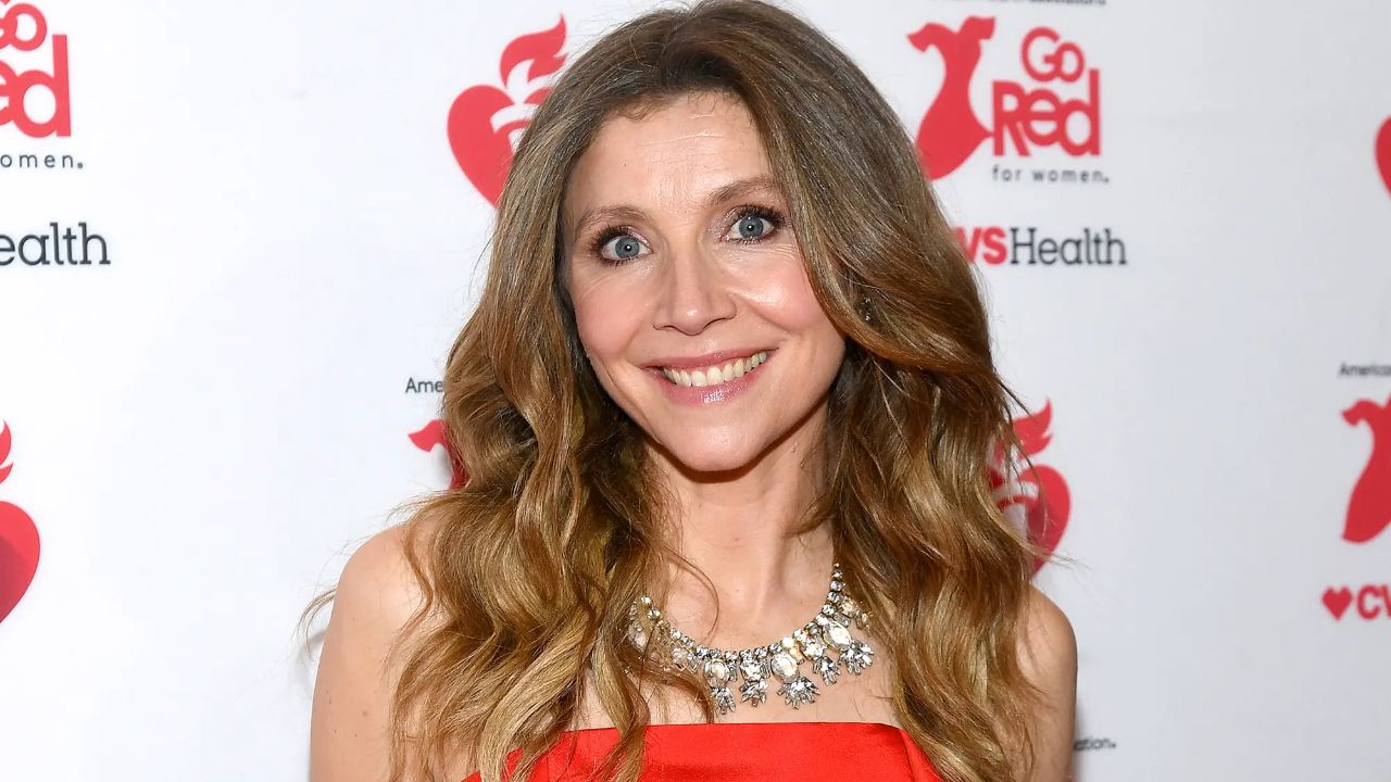 Sarah Chalke has sparked weight loss speculations after appearing extremely thin in Firefly Lane Season 2.
