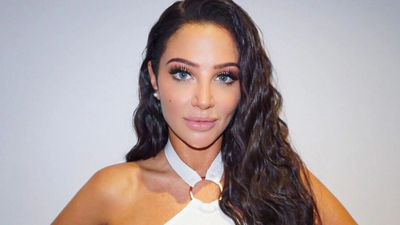 Tulisa from N-Dubz denied getting a nose job. 