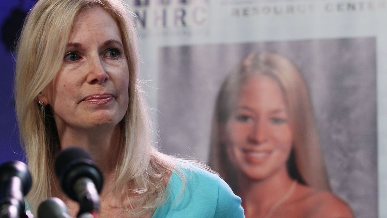Beth Holloway's first husband and Natalee's father was David Holloway. houseandwhips.com 