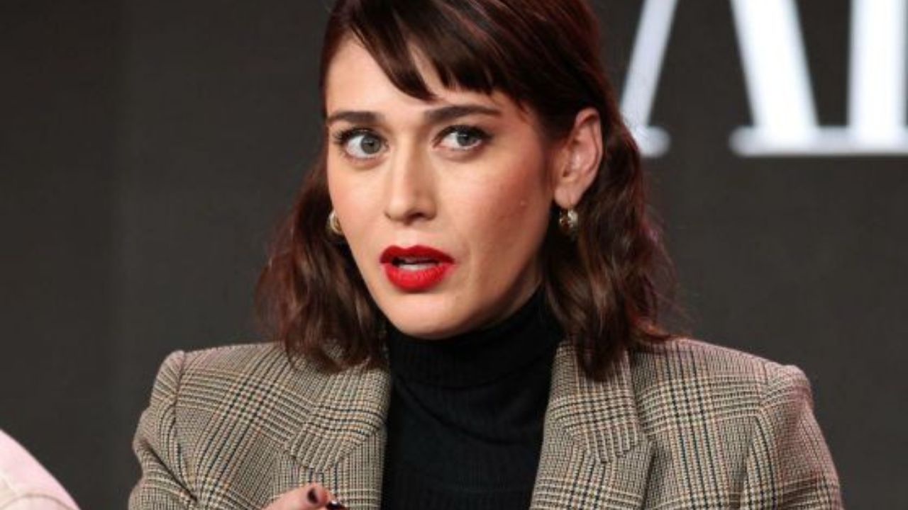 Is Lizzy Caplan Pregnant? Her Weight Gain Is Visible in Fatal Attraction! houseandwhips.com