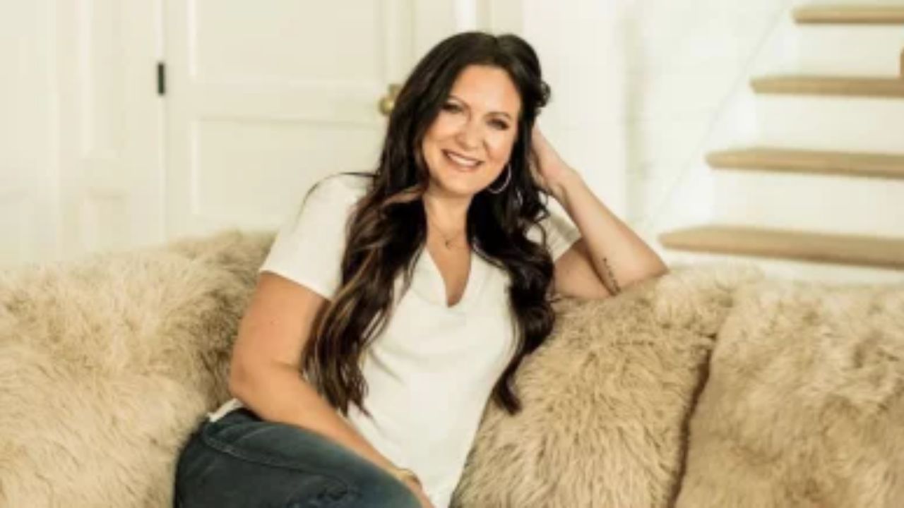 Lysa TerKeurst seems to be in love with her new boyfriend. houseandwhips.com