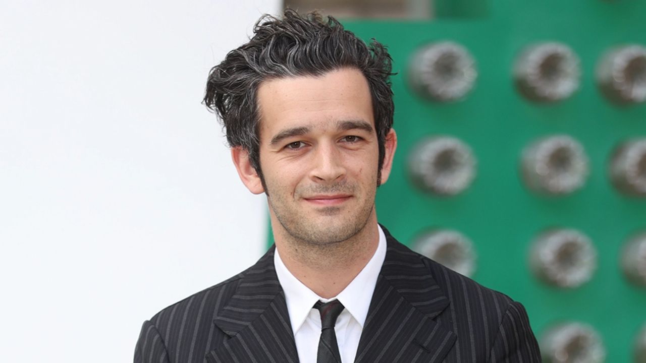 Matty Healy has crooked teeth which are not the brightest and Taylor Swift fans are mocking him about it. houseandwhips.com