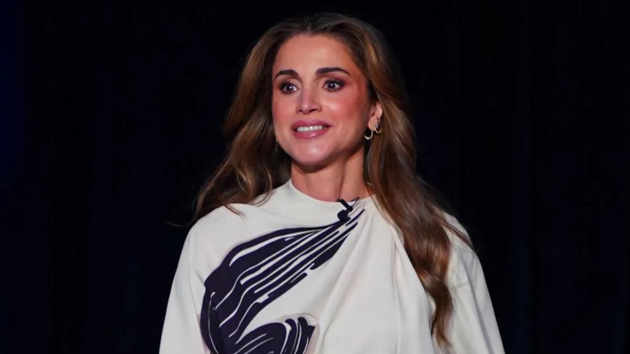 Queen Rania of Jordan appears to have had plastic surgery to look young. houseandwhips.com 