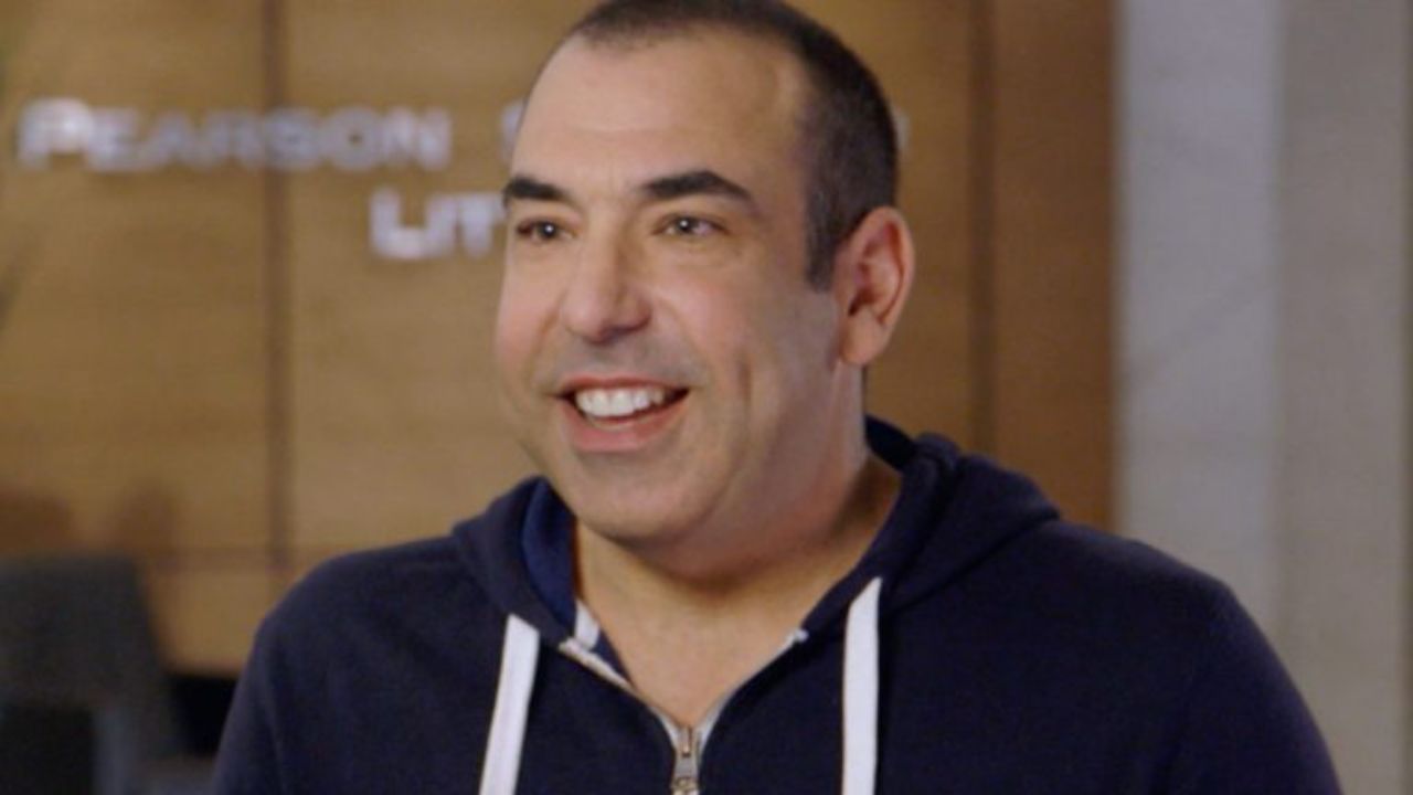 Rick Hoffman does not appear to have any problem with his tooth. houseandwhips.com