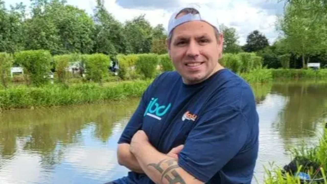 Adrian Lewis has not yet acknowledged his weight loss. houseandwhips.com