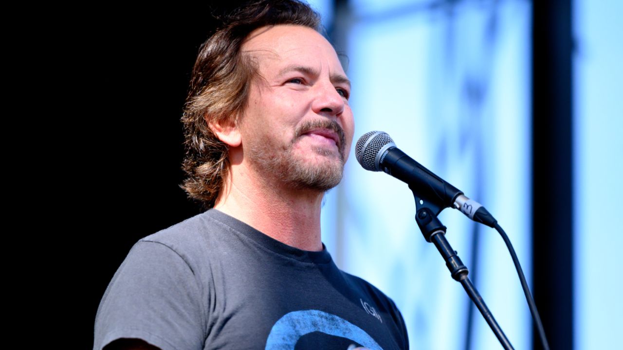 Some of Eddie Vedder's fans believed that he had just bloated from weight gain. houseandwhips.com