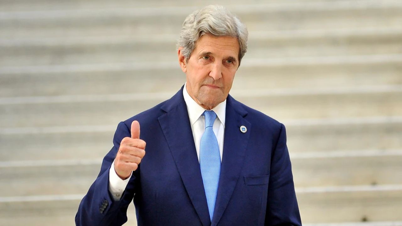John Kerry is not new to plastic surgery rumors about himself. 
houseandwhips.com