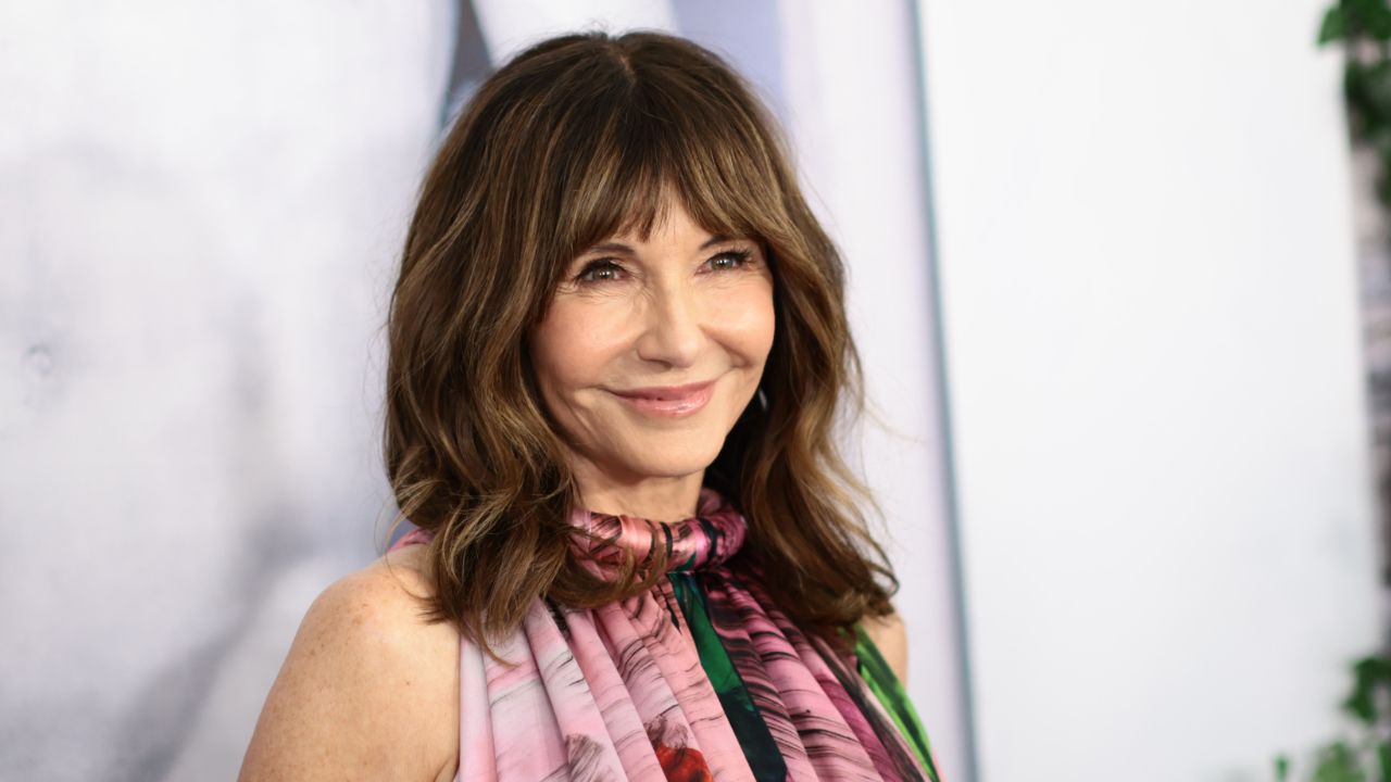 Mary Steenburgen appears to have had plastic surgery to de-age herself. houseandwhips.com