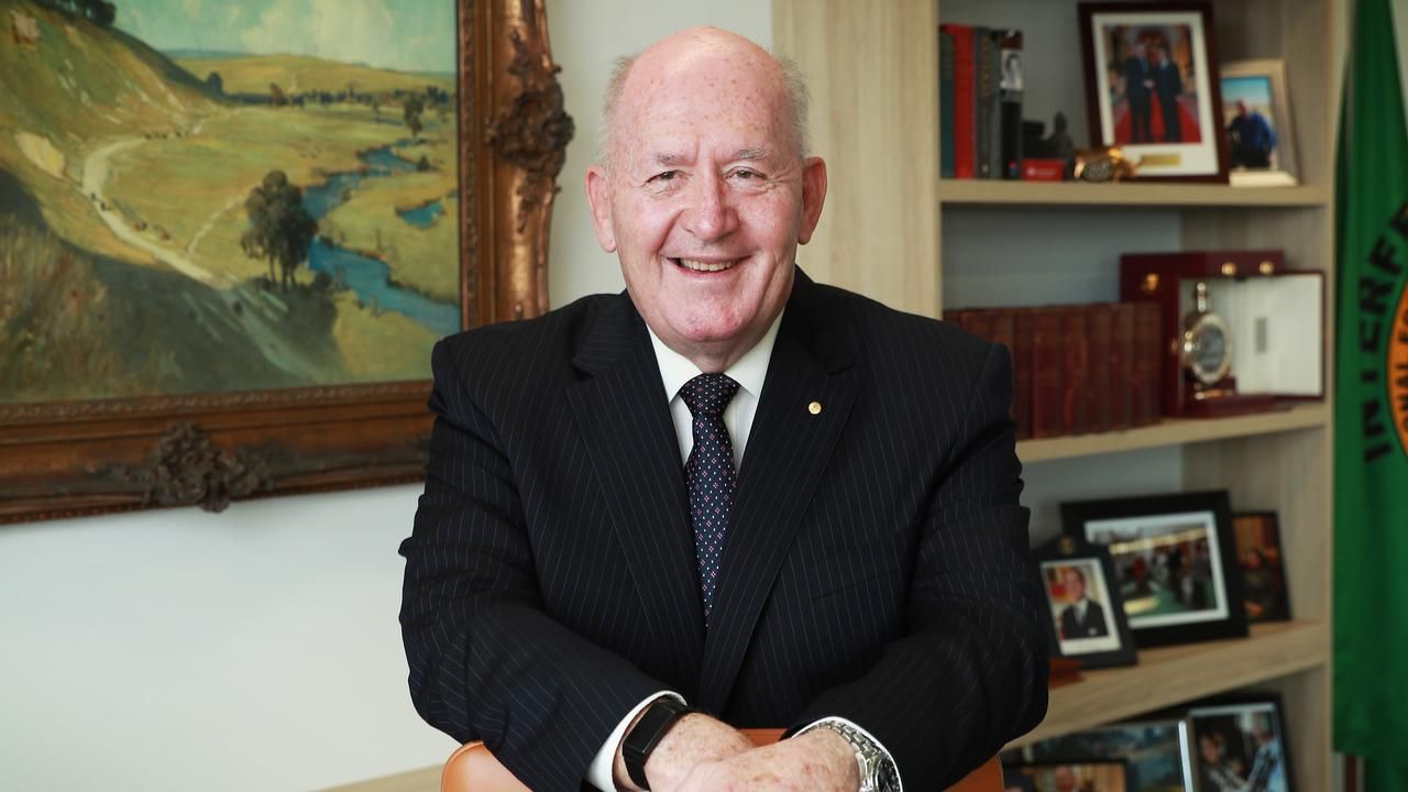 Peter Cosgrove has had a noticeable weight loss in recent years.
houseandwhips.com