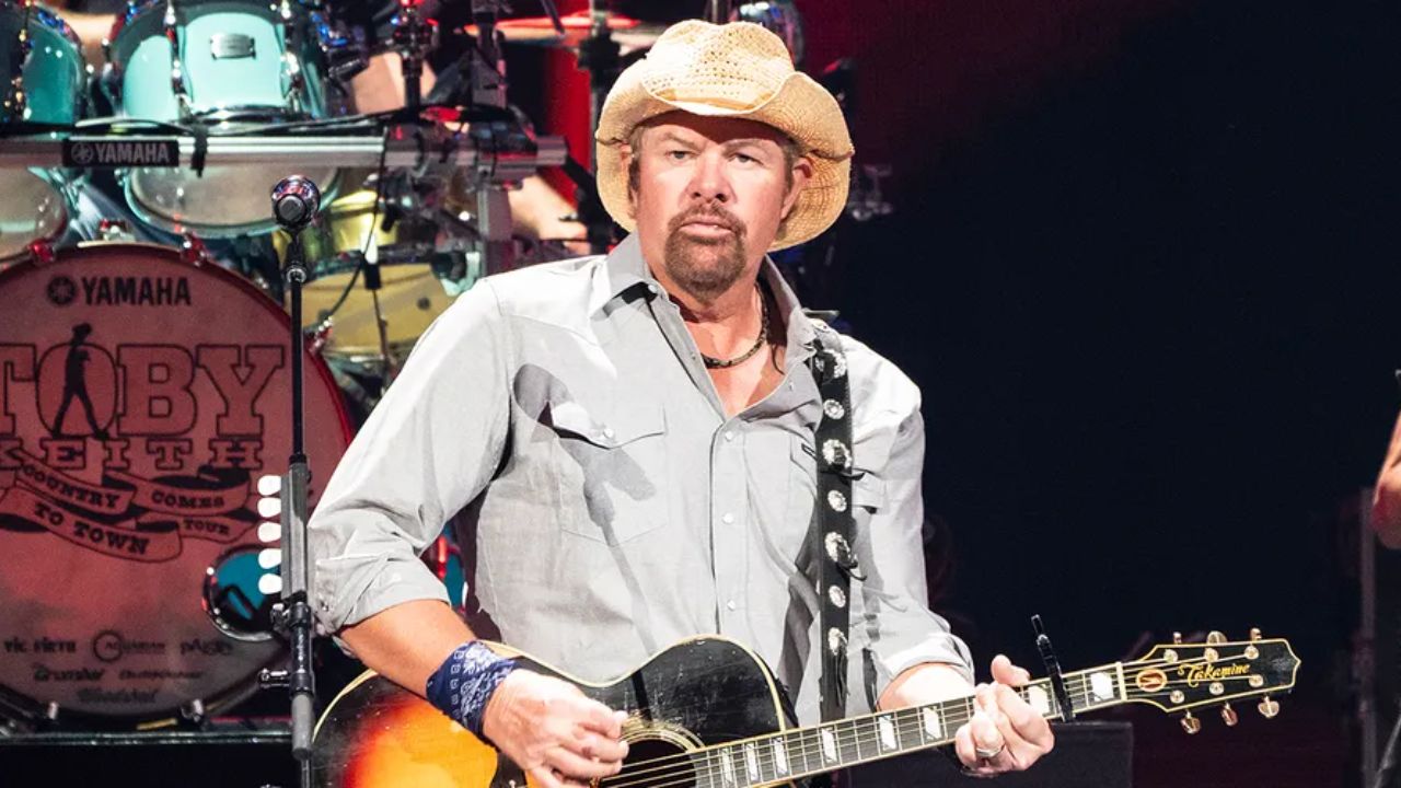 Toby Keith's drastic weight loss got his fans worried about his health. houseandwhips.com