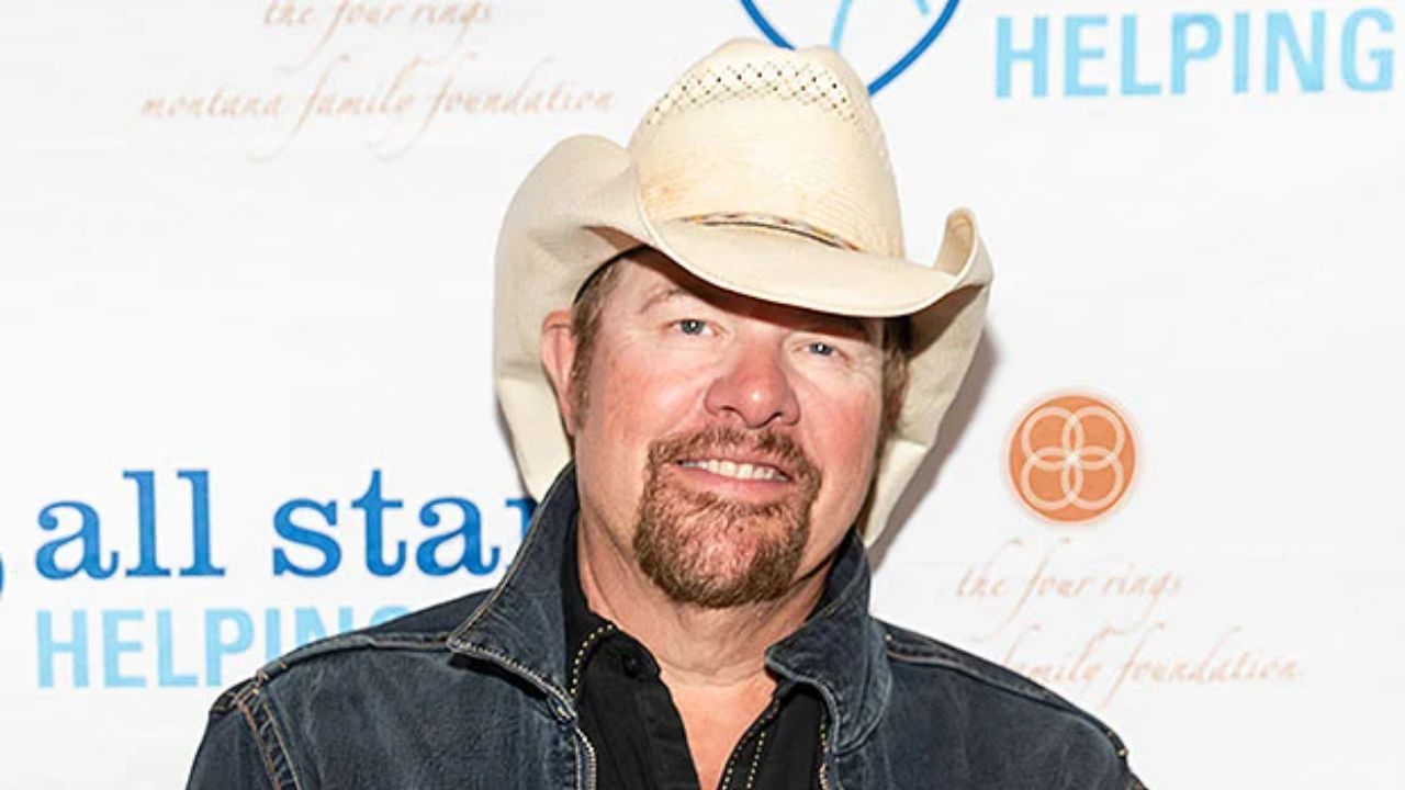 Toby Keith looked as frail and skinny in December 2022. houseandwhips.com