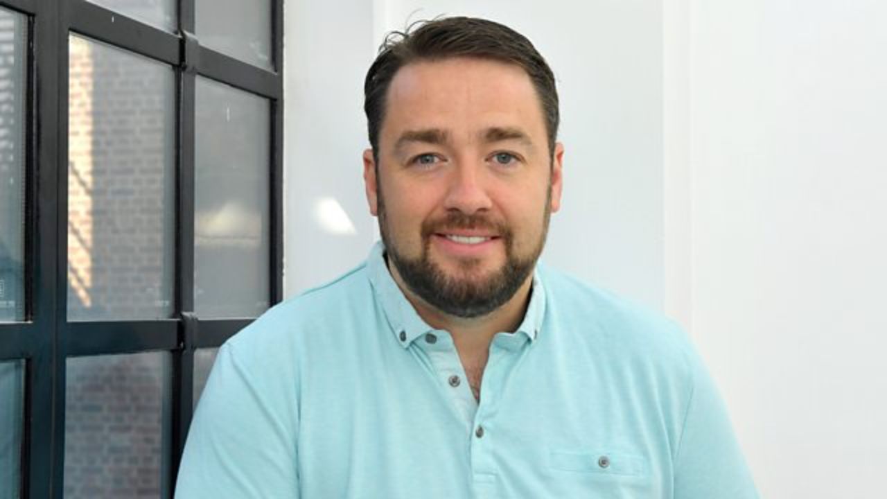 Jason Manford lost weight by eating less and moving more.
houseandwhips.com