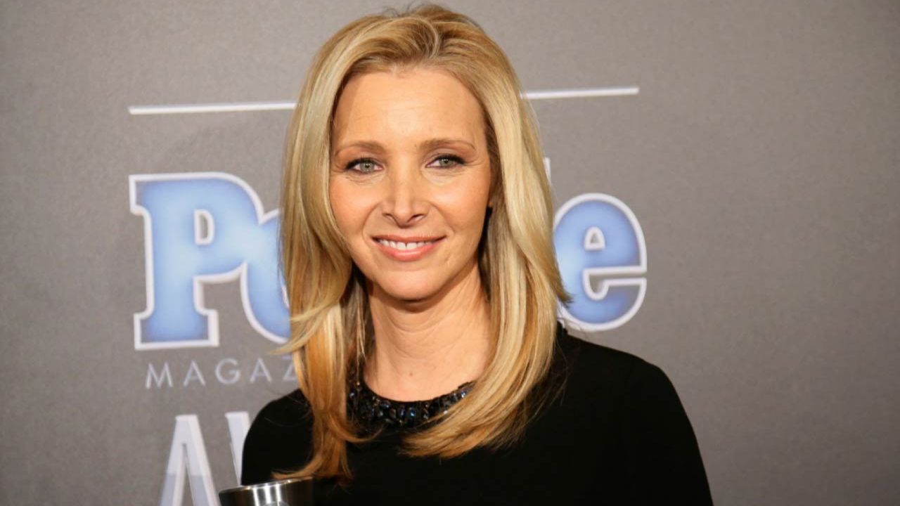 Lisa Kudrow doesn't think that she would look better with plastic surgery. houseandwhips.com