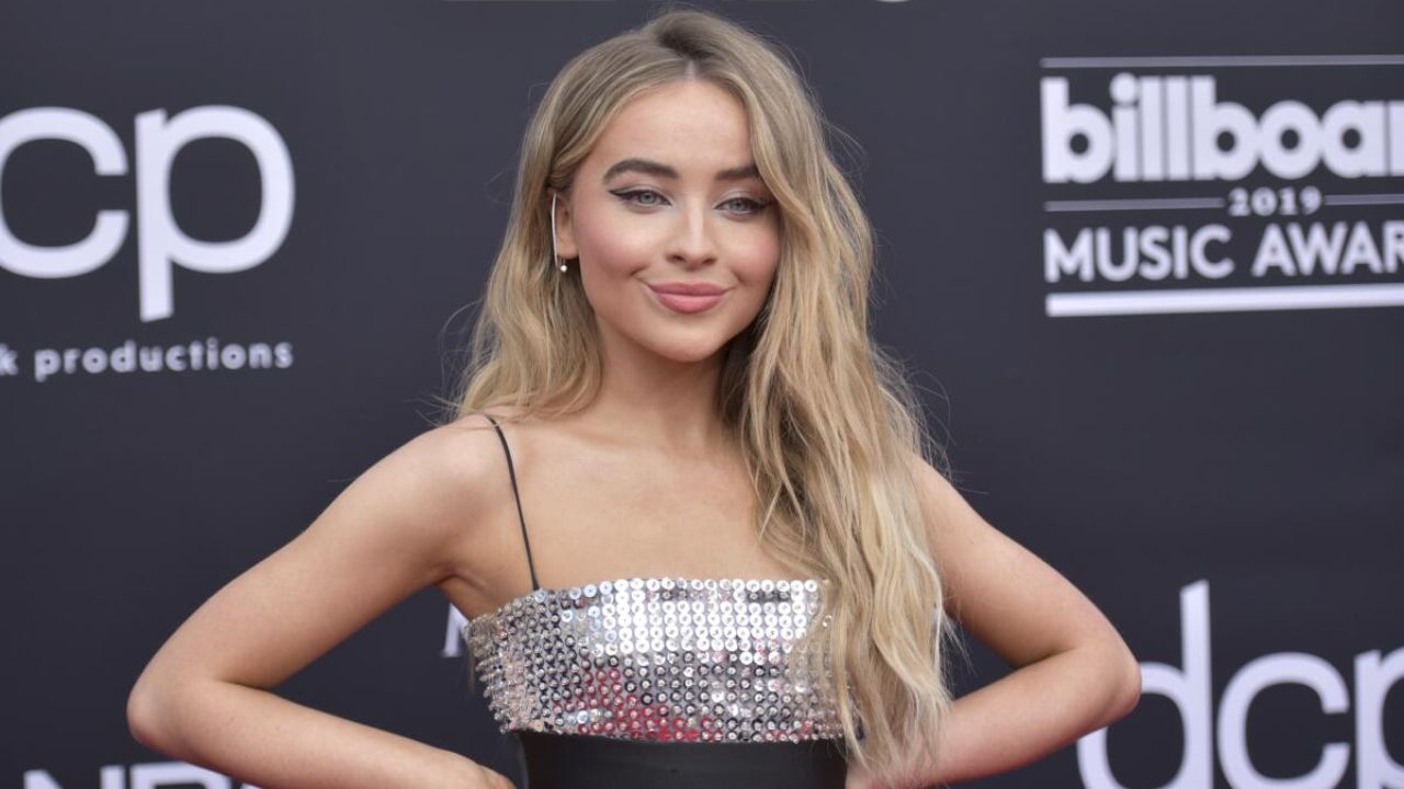 Sabrina Carpenter is suspected by her fans of having plastic surgery.
houseandwhips.com