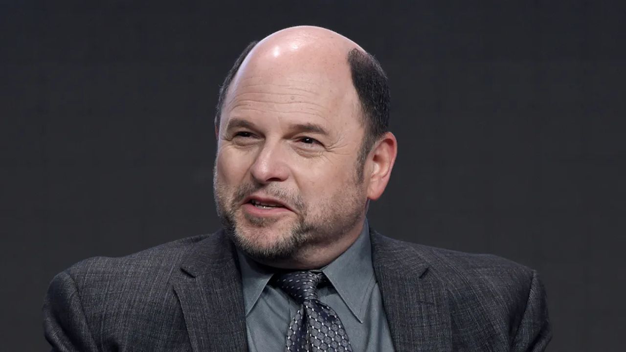Jason Alexander was suspected of having plastic surgery in 2021. houseandwhips.com
