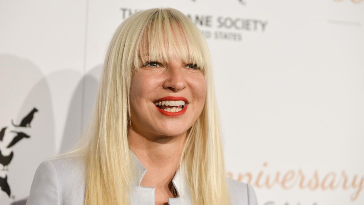Sia seems to be very self-conscious of her weight. houseandwhips.com