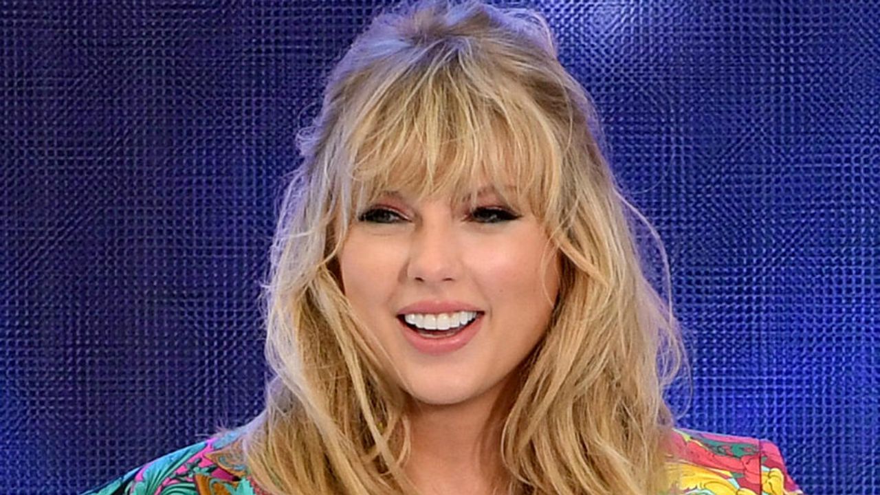People claim Taylor Swift has fake teeth. houseandwhips.com
