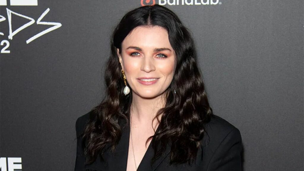 Aisling Bea appears to have had plastic surgery such as Botox and fillers. houseandwhips.com