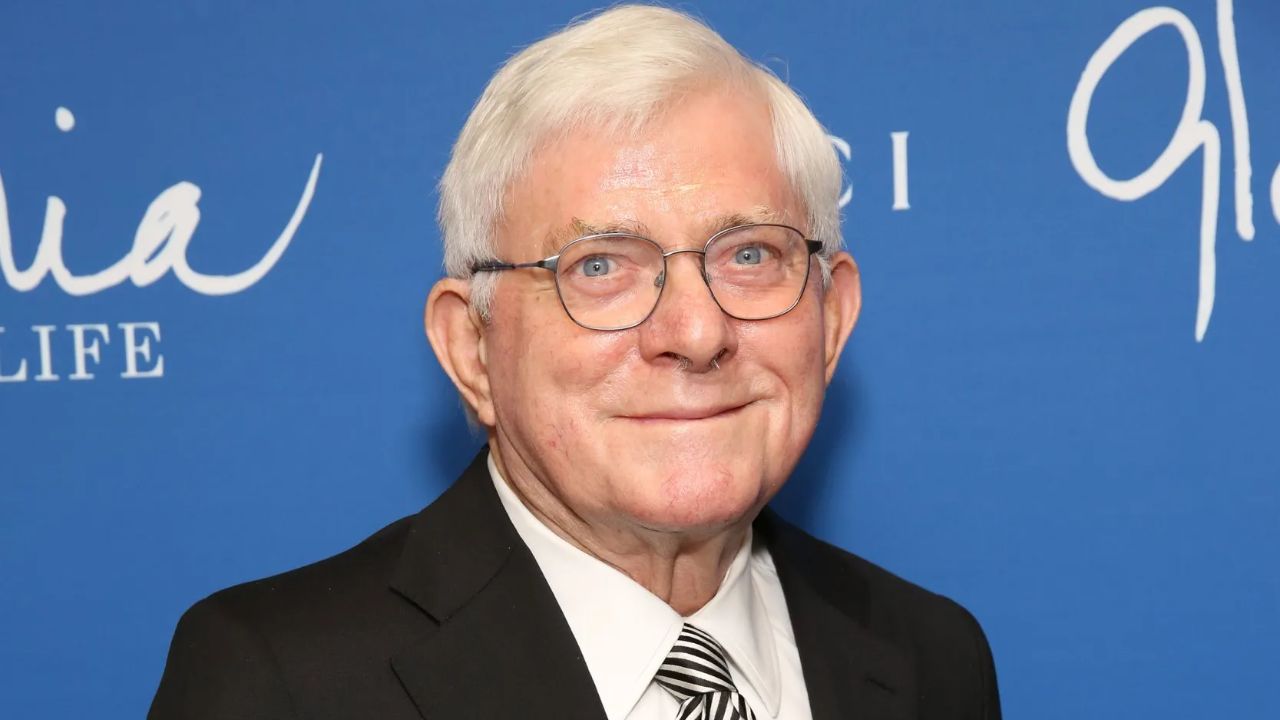 Phil Donahue does not appear to have had plastic surgery. houseandwhips.com