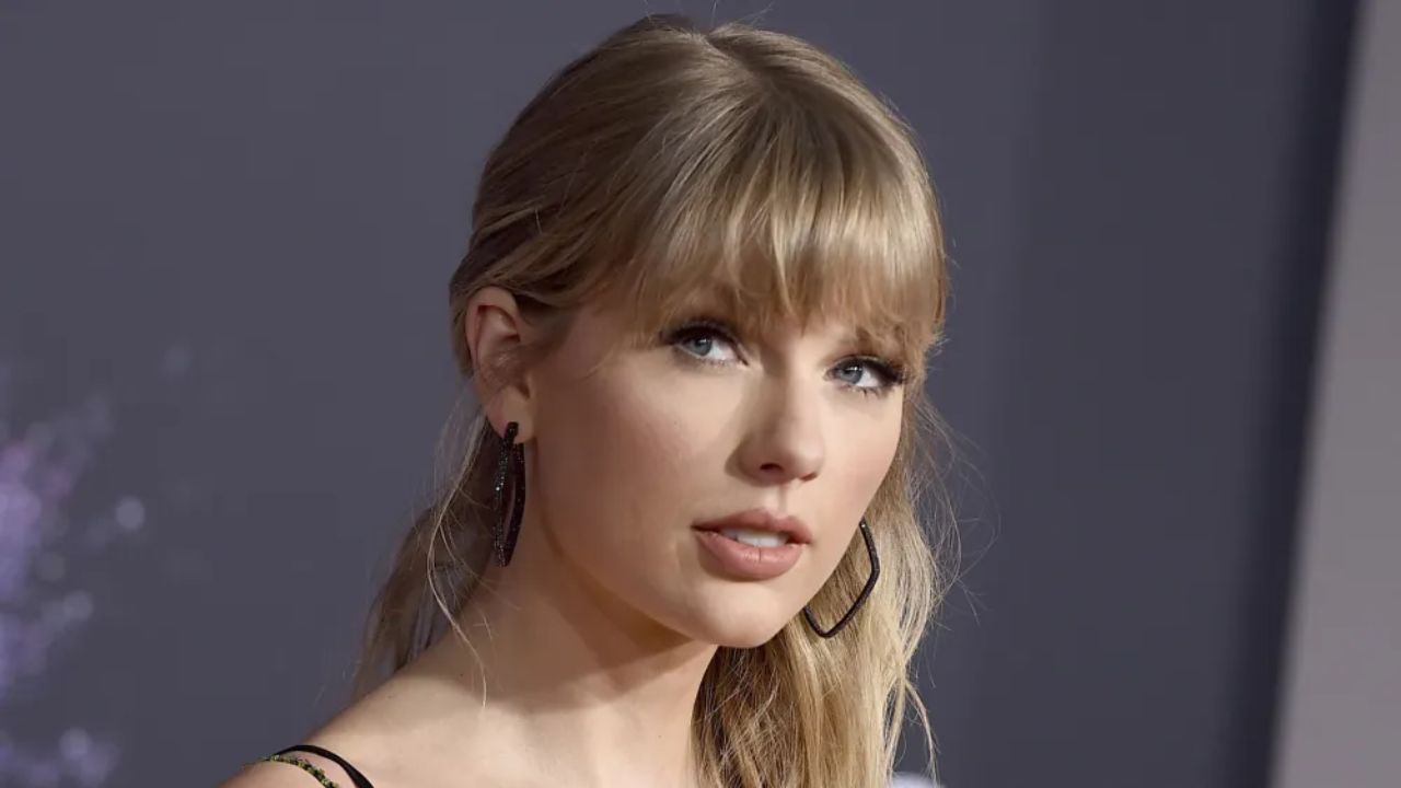 Taylor Swift has not admitted to having blepharoplasty procedure. houseandwhips.com