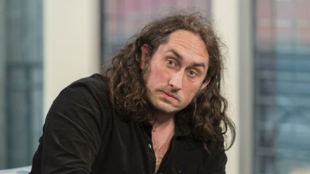 Ross Noble has an estimated net worth of $8 million. houseandwhips.com