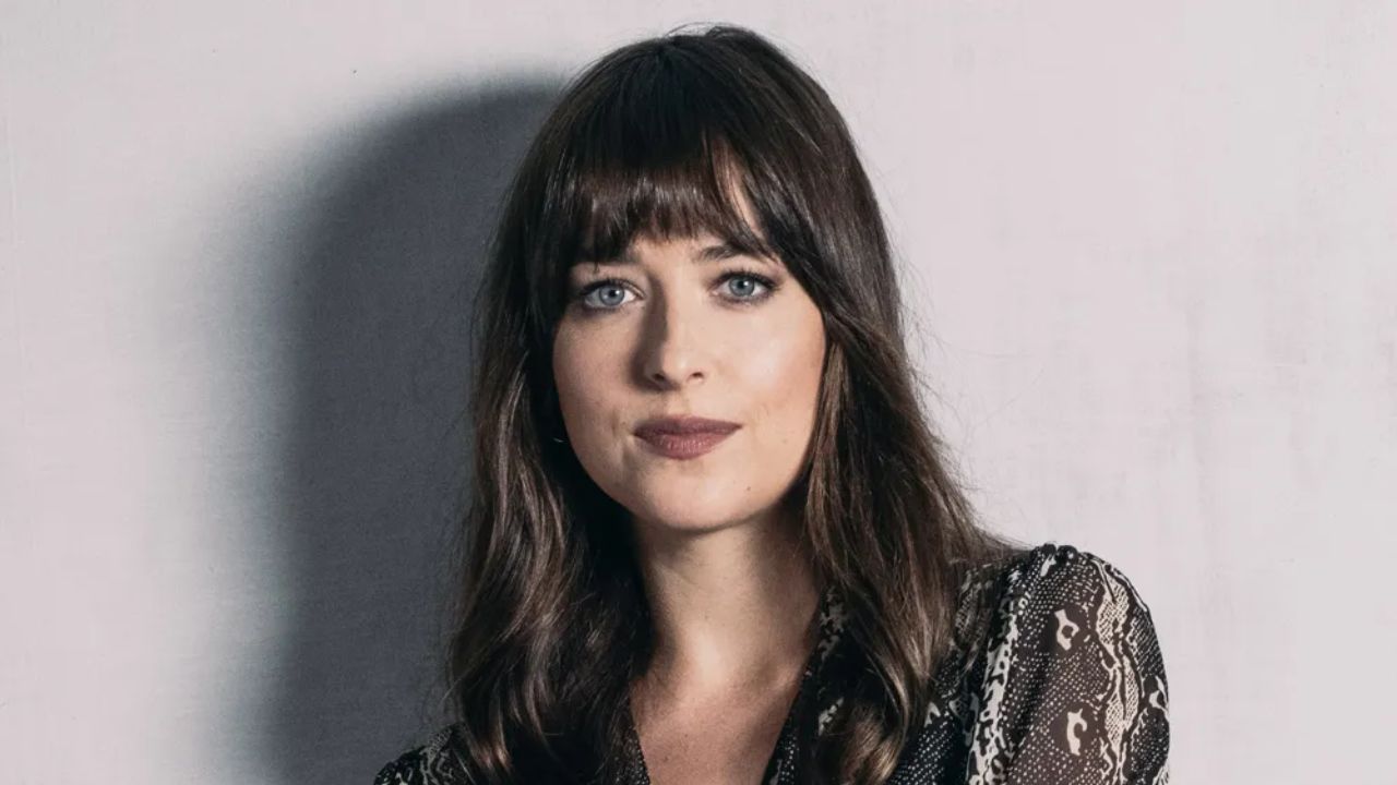 Dakota Johnson's dramatic weight loss was revealed in a recent episode of SNL. houseandwhips.com