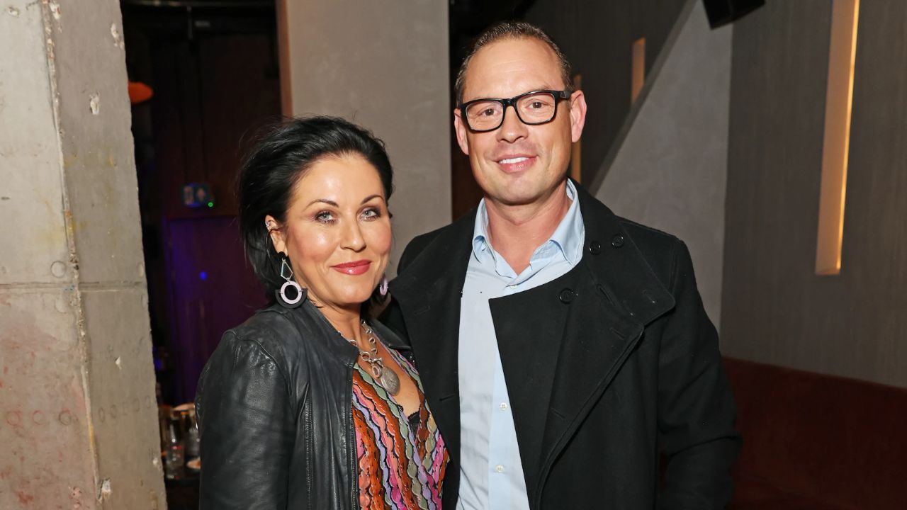 Jessie Wallace is engaged to her fiancé, Justin Gallwey. houseandwhips.com