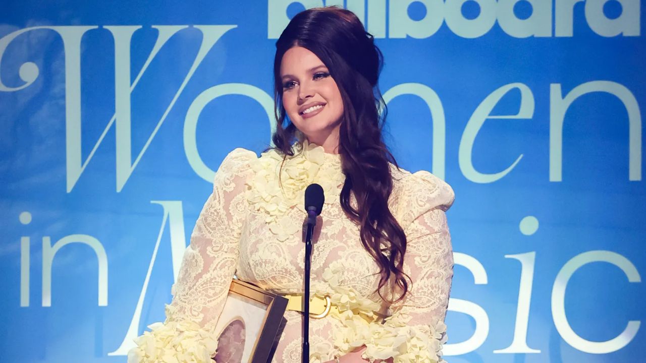 Lana Del Rey's fans are intensely making speculations about her weight loss. houseandwhips.com
