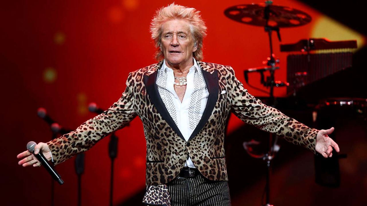 Rod Stewart once gently dissuaded his wife from getting a boob job.
houseandwhips.com