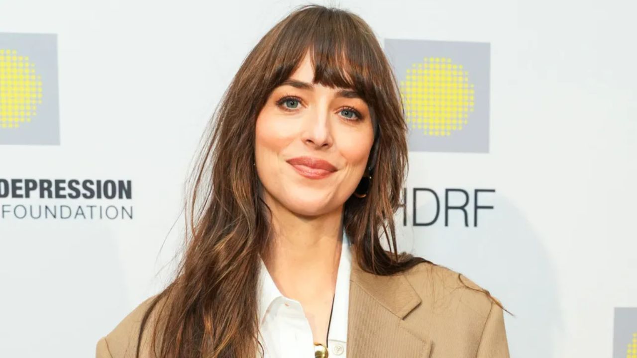 Dakota Johnson supposedly got that scar after a rib removal procedure. houseandwhips.com