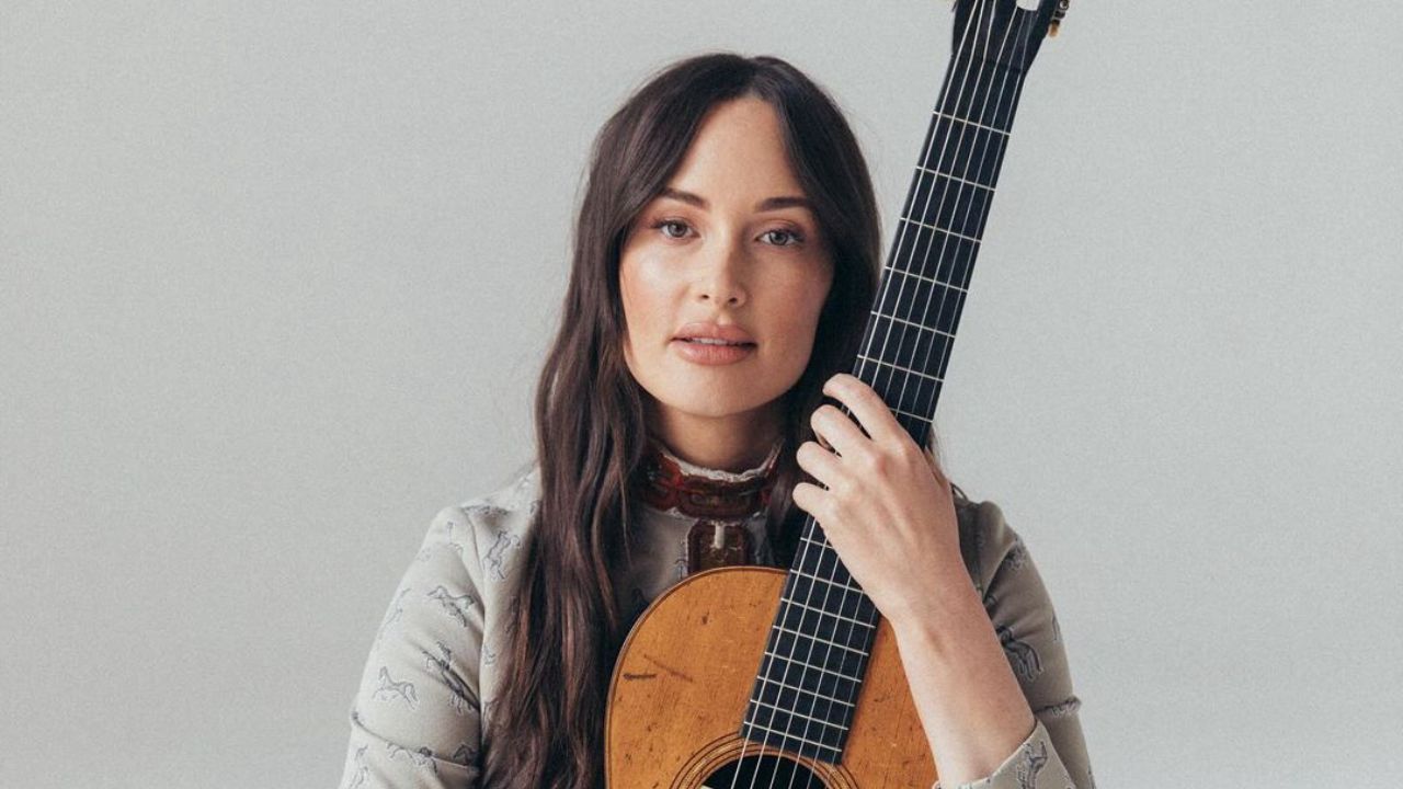 Kacey Musgraves does not appear to have a boyfriend in 2024. houseandwhips.com