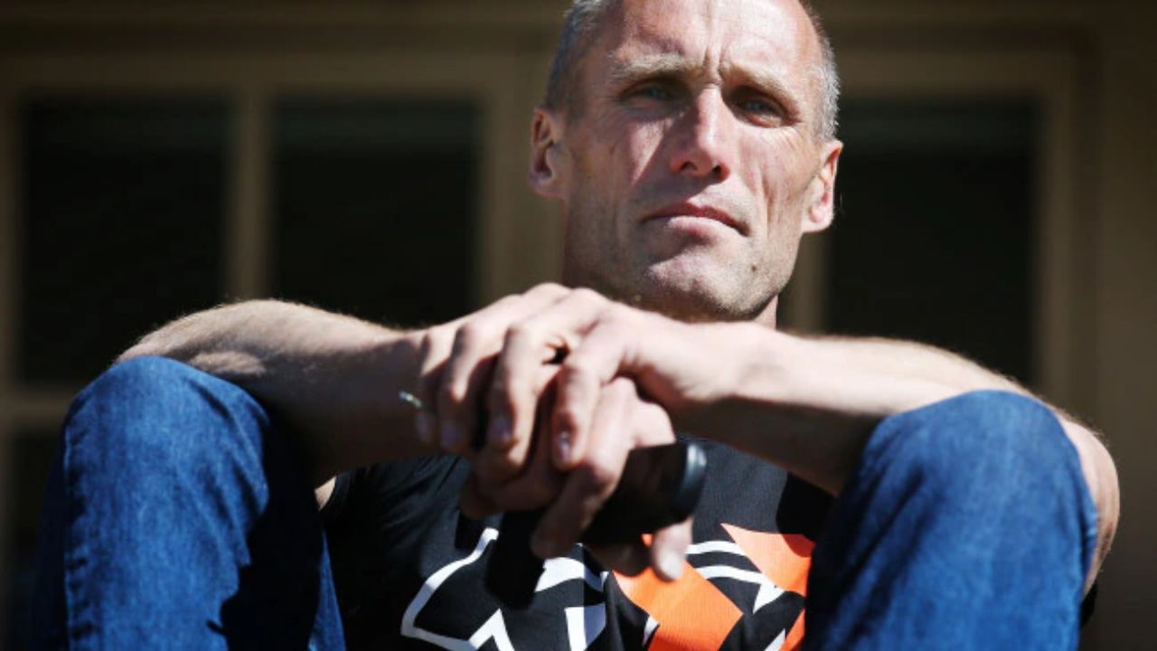 Tony Lockett is married to his wife Vicki Lockett.
