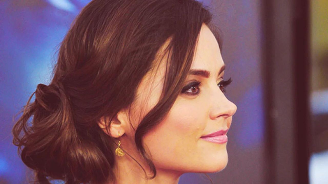 Jenna Coleman's fans want to know if she has had a nose job. houseandwhips.com