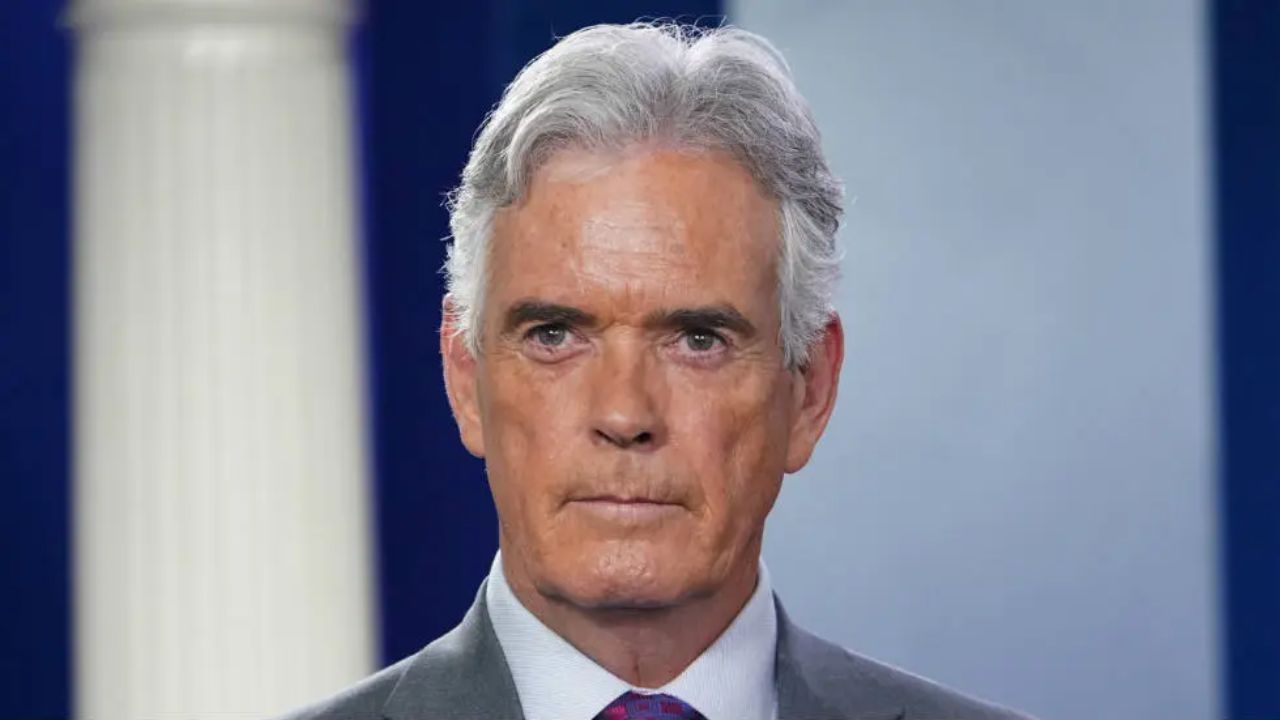 John Roberts from Fox News hurt his eyes when he was reporting in the war zone in 2022. houseandwhips.com