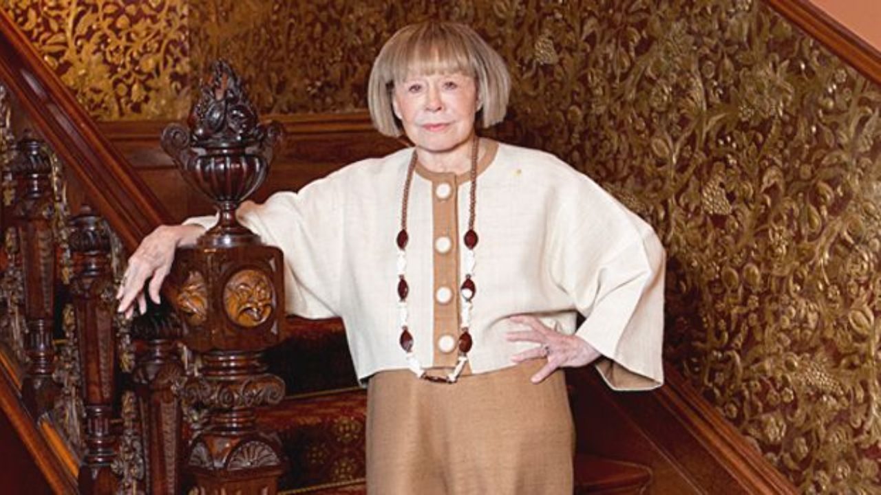 Jeanne Pratt has ruined her face with too much plastic surgery. houseandwhips.com