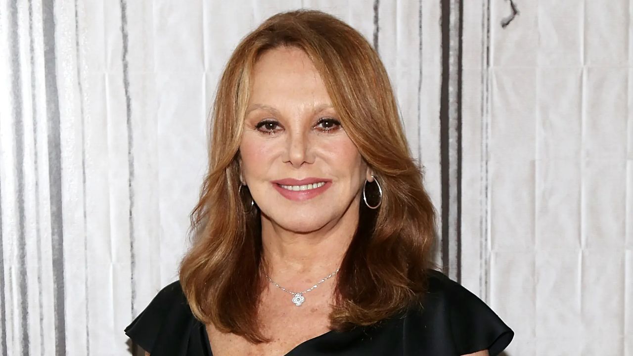 St. Jude lady has never admitted to having cosmetic procedures.
houseandwhips.com