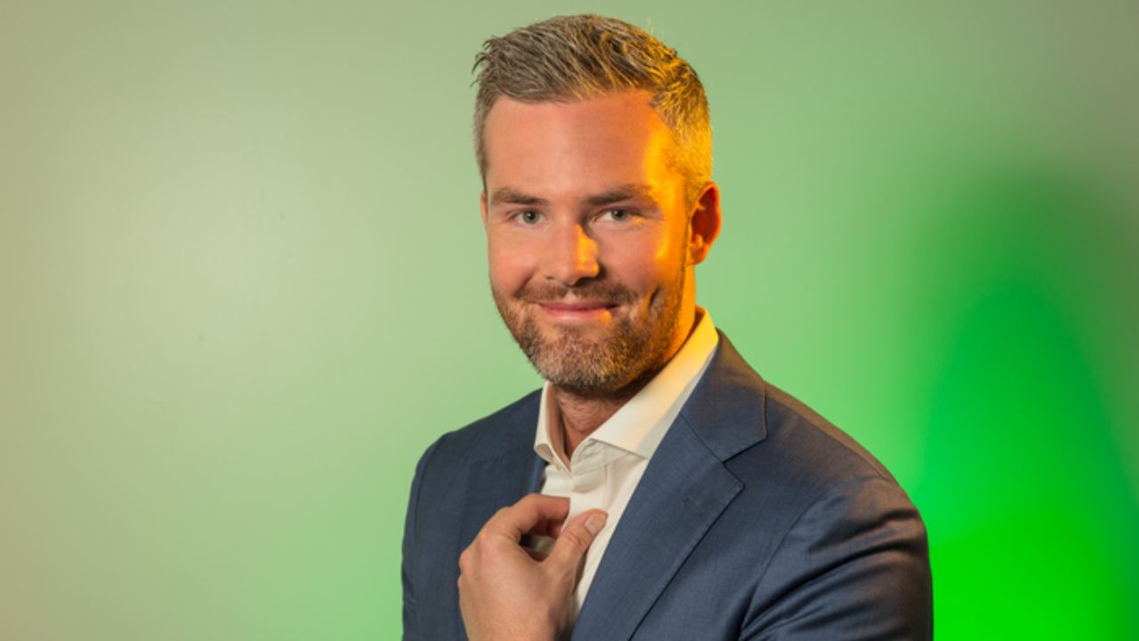 Ryan Serhant does not look like he has had plastic surgery. houseandwhips.com