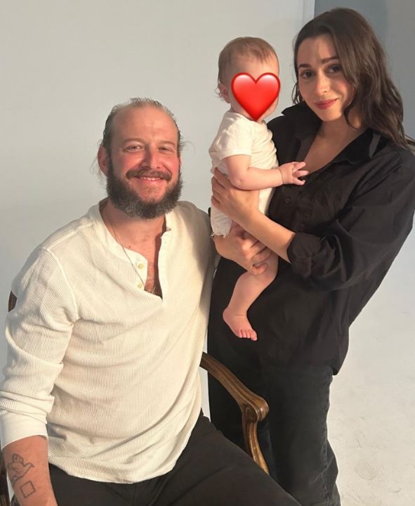 Despite swirling rumors of a secret wife and Cristin Milioti baby photos that went viral in 2025, Bon Iver's Justin Vernon has never confirmed being married or having children.