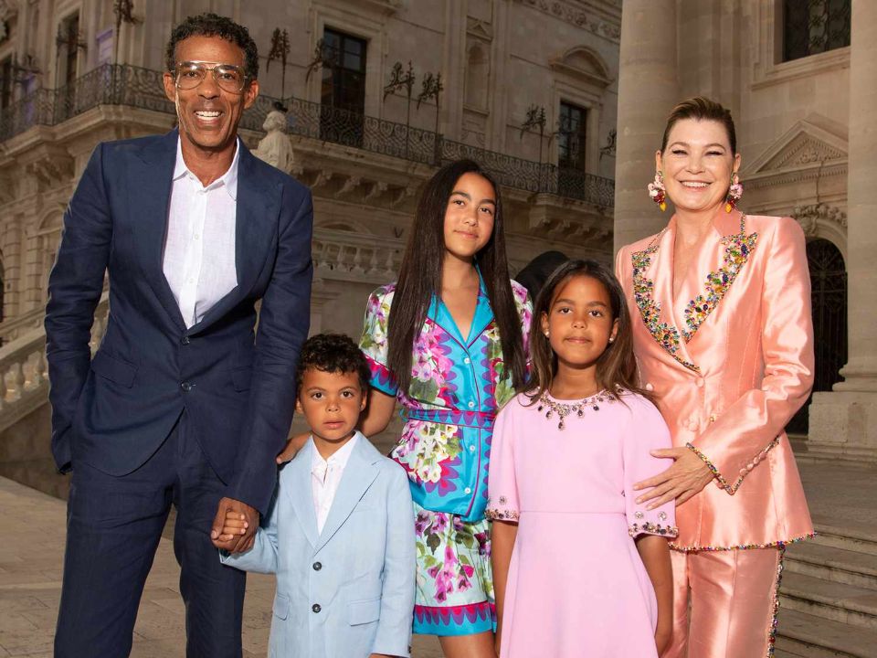 Ellen Pompeo is married to husband Chris Ivery, and together they have three children: daughters Stella Luna (15) and Sienna May (10), and son Eli Christopher (8).