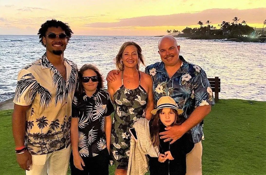 Emeka Egbuka, born to Nigerian father Henry Egbuka and American mom Rhonda Ogilvie, embraces his mixed ethnicity via his parents through a close-knit family that shaped his football success while keeping his girlfriend status private.
