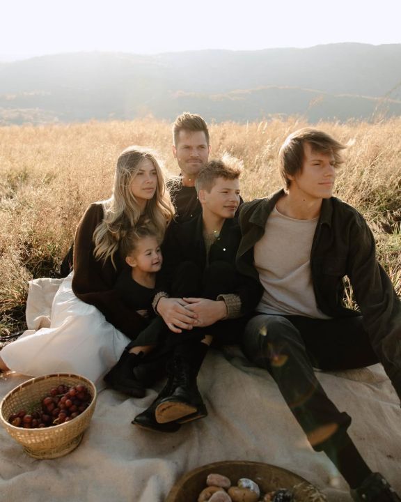 Demi Engemann from MomTok with her husband, Bret Engemann, and their 3 children.