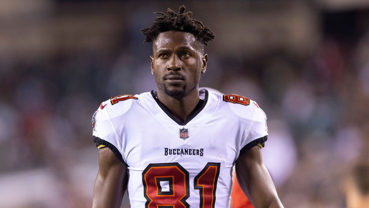 Antonio Brown does not have a wife as he's never been officially married.