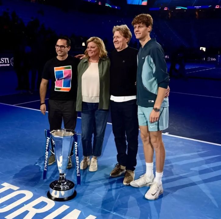 Jannik Sinner with his mom, dad, and brother.